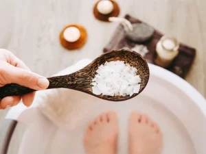 Scopri come i pediluvi alleati di benessere, come quelli con bicarbonato, sale e oli essenziali, possano migliorare la salute dei tuoi piedi, offrendo relax e benessere naturale