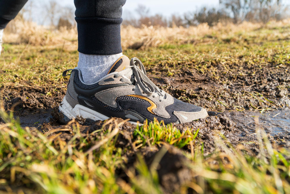 Scarpa da corsa su terreno naturale, simbolo di grip e sicurezza durante l’allenamento