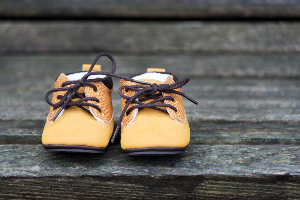 Scarpine leggere e flessibili per bambini che muovono i primi passi all'aperto, pensate per garantire comfort e protezione
