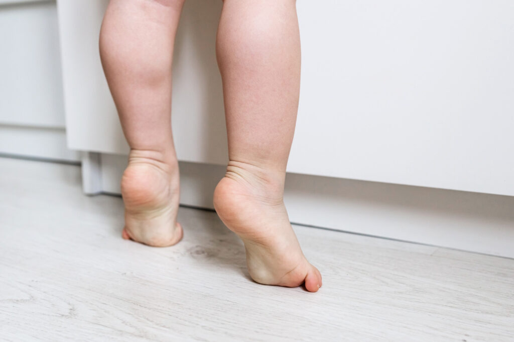 Piedini scalzi in casa, sviluppando equilibrio e coordinazione
