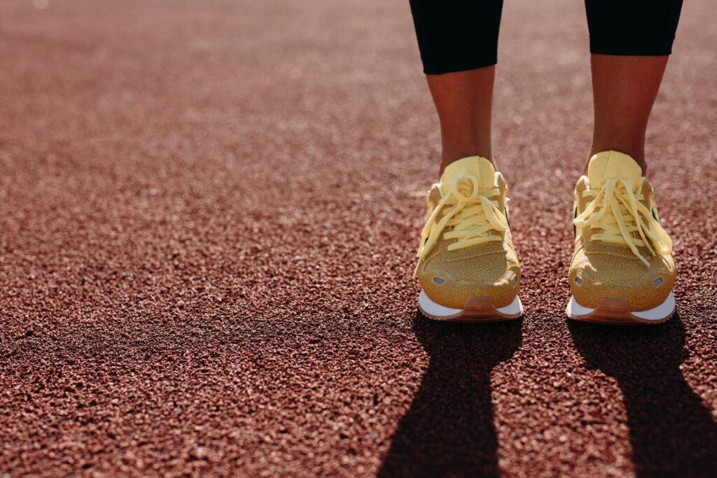 Scarpe da running su pista da atletica, ideali per velocità e stabilità